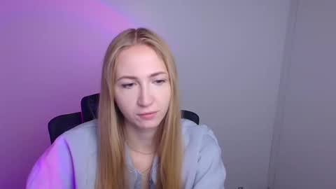 Snapshot of eva_oliviaa chatting on 10.08.25 Eva online show from 10.08.25