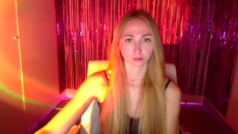 Snapshot of eva_oliviaa chatting on 10.08.25 Eva online show from 10.08.25