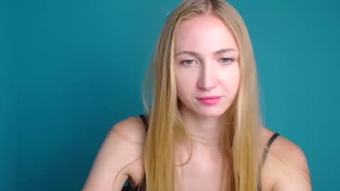 Snapshot of eva_oliviaa chatting on 10.09.25 Eva online show from 10.09.25
