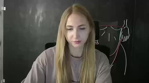 Snapshot of eva_oliviaa chatting on 10.10.25 Eva online show from 10.10.25