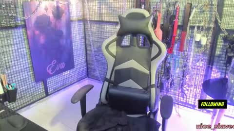 EVA INDEPENDENT MODEL online show from 09.10.25