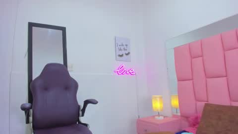 evaa_white online show from 11.12.25