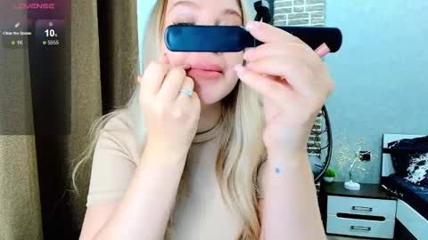 Snapshot of evacadooo chatting on 09.11.25 Eva online show from 09.11.25