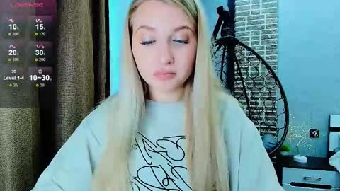 Snapshot of evacadooo chatting on 09.13.25 Eva online show from 09.13.25