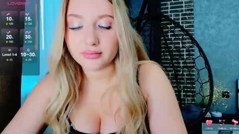 Snapshot of evacadooo chatting on 09.23.25 Eva online show from 09.23.25