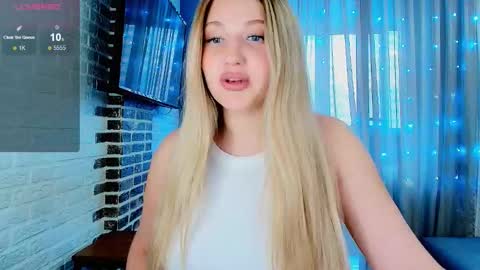 Snapshot of evacadooo chatting on 10.19.25 Eva online show from 10.19.25