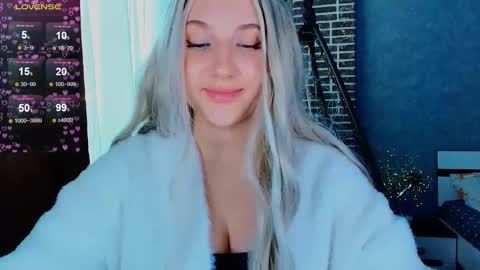 Snapshot of evacadooo chatting on 11.06.25 Eva online show from 11.06.25