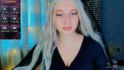 Snapshot of evacadooo chatting on 11.12.25 Eva online show from 11.12.25