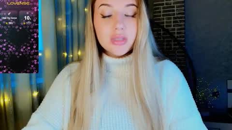 Snapshot of evacadooo chatting on 11.21.25 Eva online show from 11.21.25