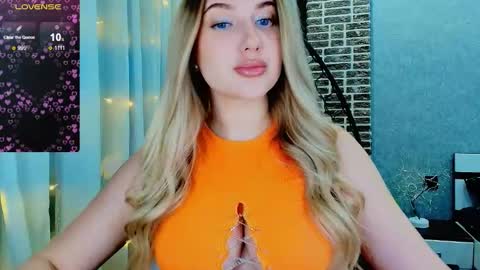 Snapshot of evacadooo chatting on 11.23.25 Eva online show from 11.23.25