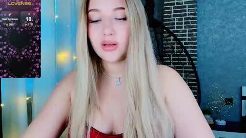 Snapshot of evacadooo chatting on 11.26.25 Eva online show from 11.26.25