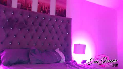 Snapshot of evajonez chatting on 01.09.25 Eva online show from 01.09.25