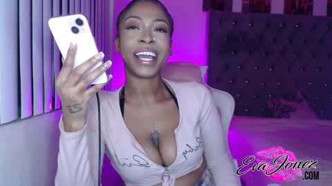 Snapshot of evajonez chatting on 01.23.25 Eva online show from 01.23.25