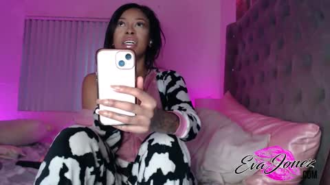 Snapshot of evajonez chatting on 02.27.25 Eva online show from 02.27.25