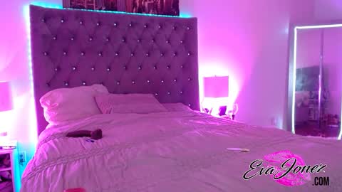 Snapshot of evajonez chatting on 10.21.25 Eva online show from 10.21.25