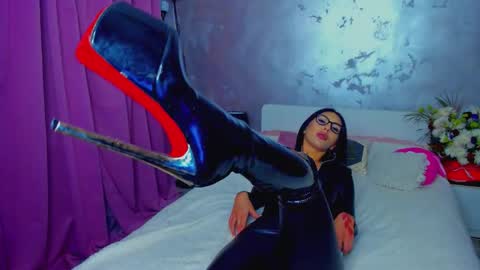 Snapshot of evalaane chatting on 11.22.25 Eva online show from 11.22.25