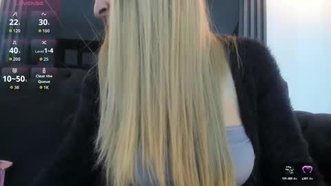 Snapshot of evaloviaa_ chatting on 09.22.25 Eva online show from 09.22.25