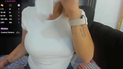 Snapshot of evaloviaa_ chatting on 09.30.25 Eva online show from 09.30.25