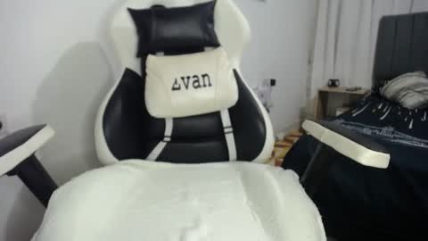 Snapshot of evans_king chatting on 03.01.25 Evan online show from 03.01.25