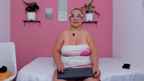 evapalmer_1 online show from 09.24.25