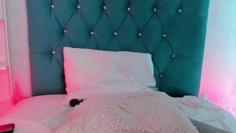 Snapshot of evaritz__ chatting on 03.08.25 EVARITZ online show from 03.08.25