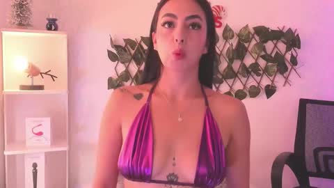 Snapshot of evaritz__ chatting on 12.15.25 EVARITZ online show from 12.15.25