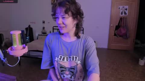 Snapshot of evathority chatting on 09.29.25 online show from 09.29.25