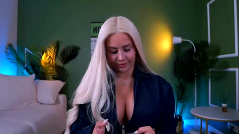 Snapshot of evazane chatting on 05.09.26 Eva online show from 05.09.26