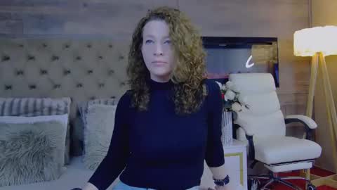 Snapshot of evehamilton chatting on 01.23.25 EveHamilton online show from 01.23.25
