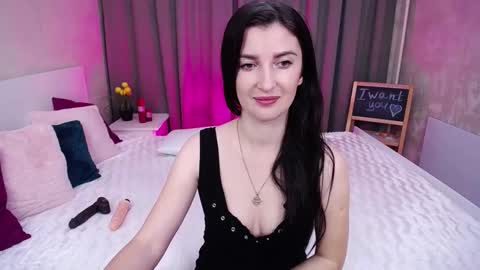 Snapshot of evelingills chatting on 10.13.25 Evelin online show from 10.13.25