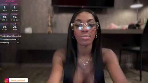 E V E L Y N  online show from 02.03.25