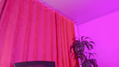 Evelyn Sandoval online show from 03.31.26