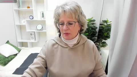 Evelyn online show from 09.23.25