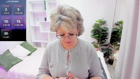 Evelyn online show from 12.04.25