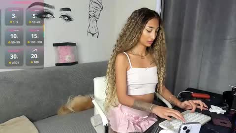 Snapshot of evelynhais chatting on 11.13.25 Evelyn online show from 11.13.25