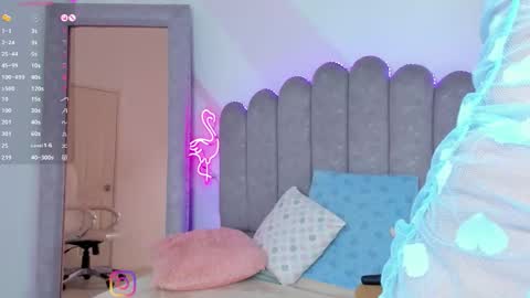 Snapshot of evie_clark_ chatting on 11.19.25 My name is Evie nice to meet you really get to know me better private is open online show from 11.19.25