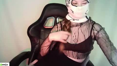 Snapshot of evie_muna chatting on 05.19.26 Renesme White Im here from Monday to Friday online show from 05.19.26