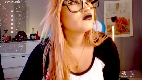 Snapshot of evva_foxxy chatting on 09.19.25 evva_foxxy online show from 09.19.25