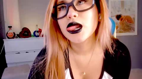 Snapshot of evva_foxxy chatting on 09.22.25 evva_foxxy online show from 09.22.25