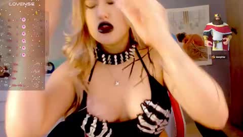 Snapshot of evva_foxxy chatting on 09.29.25 evva_foxxy online show from 09.29.25