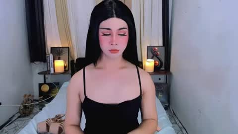 Snapshot of expensive_elise chatting on 06.18.26 expensive_elise online show from 06.18.26