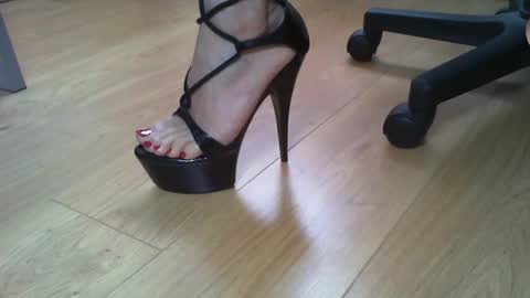 Snapshot of exquisite_elise chatting on 10.21.25 Elise online show from 10.21.25