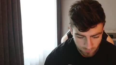 Snapshot of exstayz chatting on 12.16.25 Sweetheart online show from 12.16.25