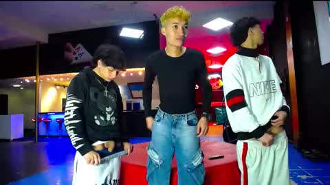 extrangers online show from 10.06.25