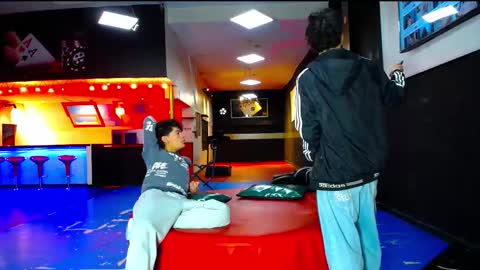 extrangers online show from 10.19.25