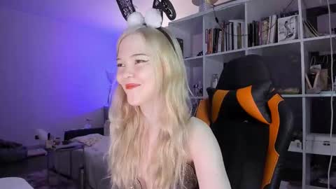 Snapshot of fairy_casey chatting on 10.28.25 fairy_casey online show from 10.28.25