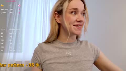 Snapshot of fancyamelia chatting on 10.01.25 fancyamelia online show from 10.01.25