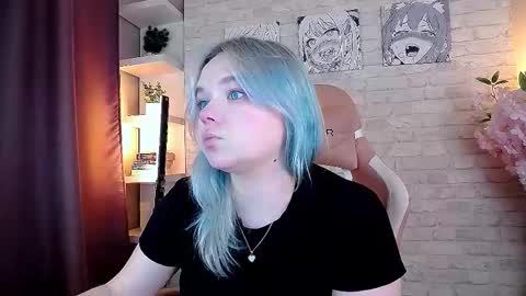 Snapshot of fancybella chatting on 10.28.25 Bella online show from 10.28.25