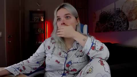 Snapshot of fancybella chatting on 11.15.25 Bella online show from 11.15.25