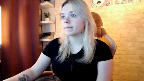 Snapshot of fancybella chatting on 11.24.25 Bella online show from 11.24.25